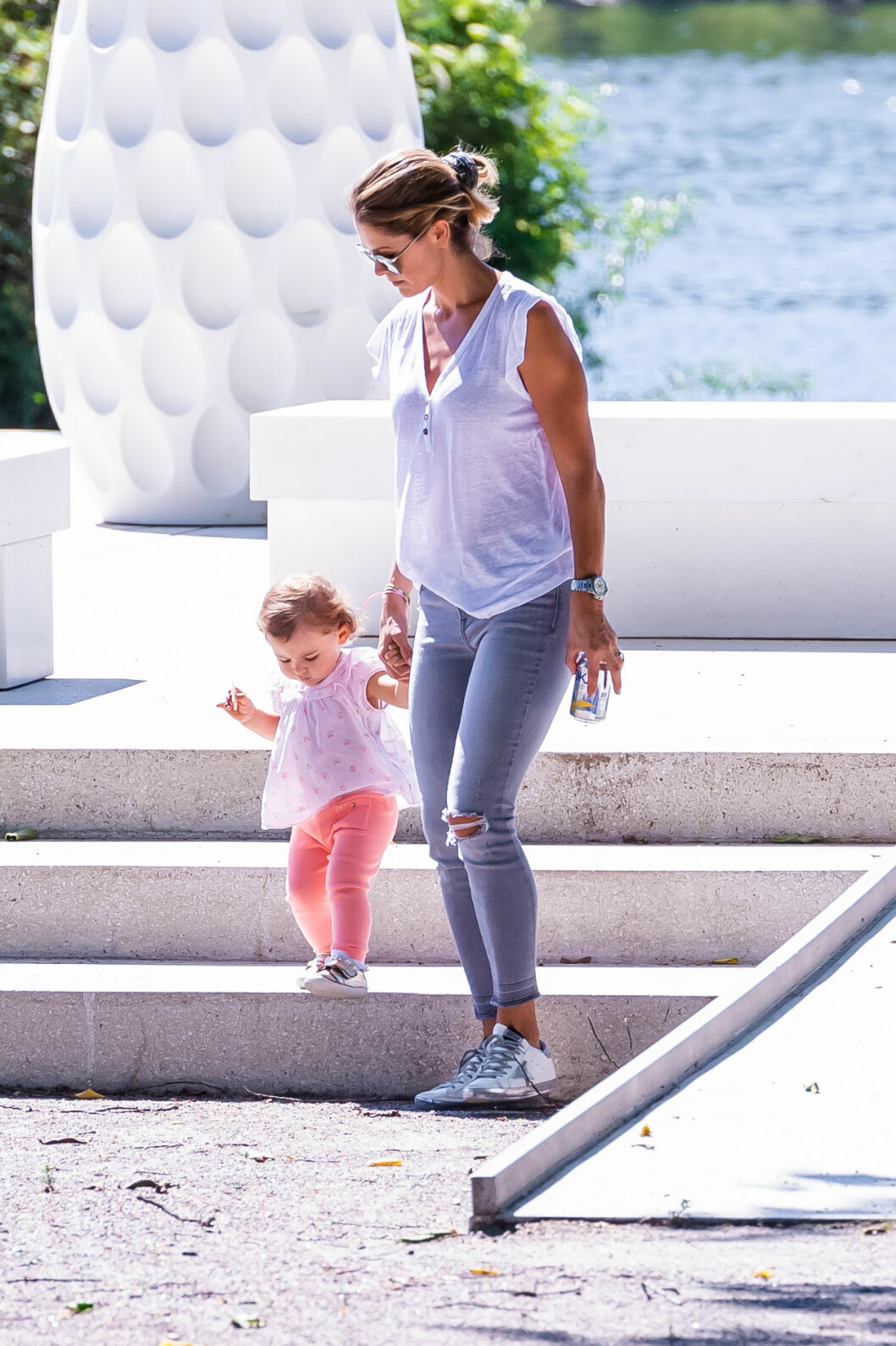 Prinsessan Adrienne tränar på att gå i trappor vid FN-monumentet på Gärdet i Stockholm.