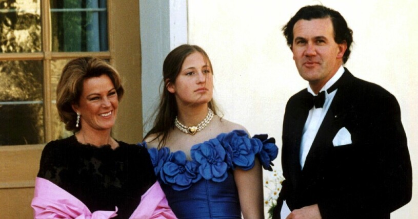 Anni-Frid tillsammans med prins Heinrich Ruzzo Reuss 1996. I mitten står en av prinsens döttrar. Anni-Frid Lyngstad med maken prins Heinrich Ruzzo Reuss samt en dotter till prinsen.