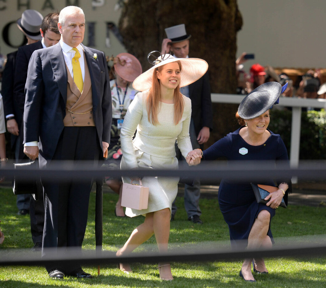 Prins Andrew, Fergie och prinsessan Beatrice niger djupt inför drottningen.