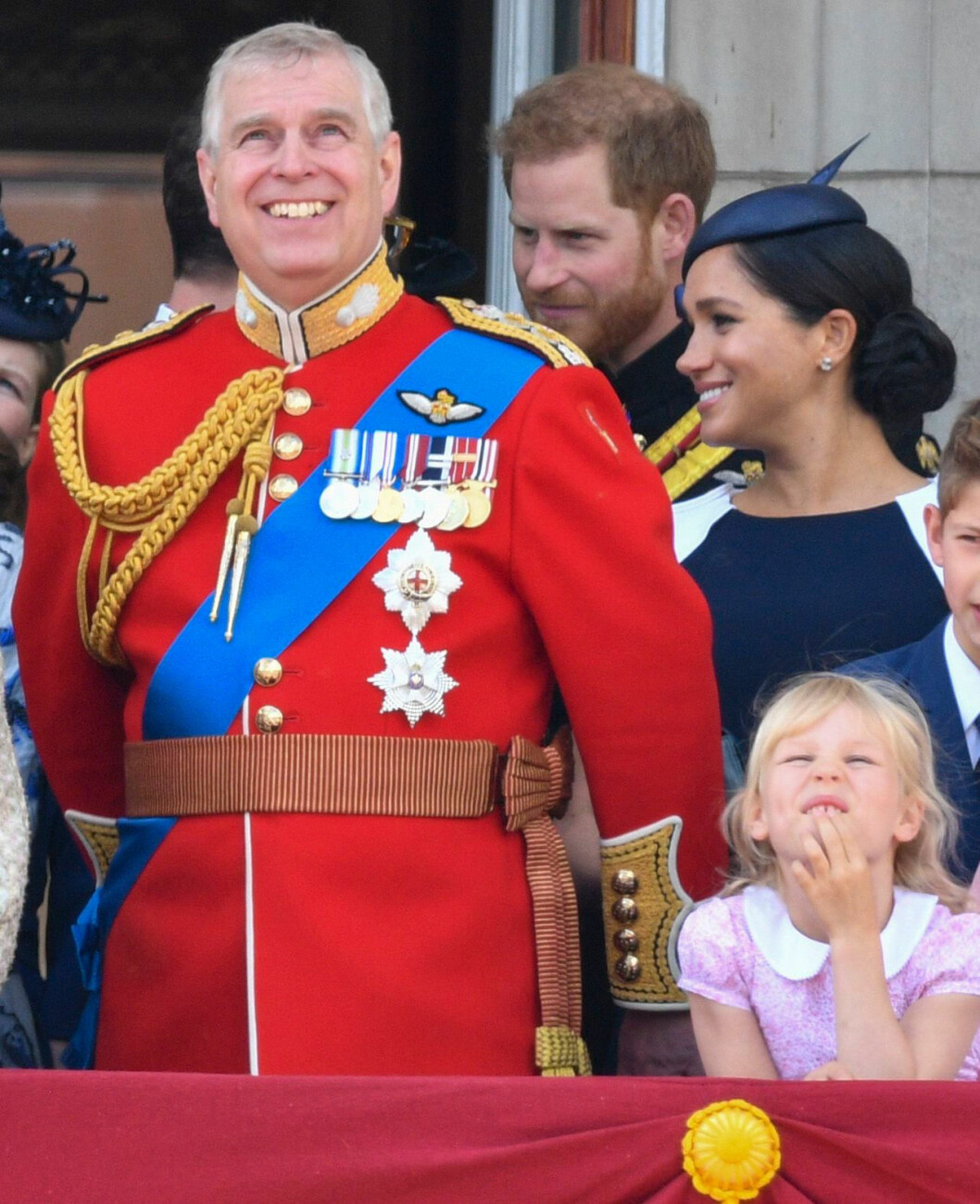 Prins Andrew med Meghan och prins Harry, innan skandalen briserade. prins Andrew