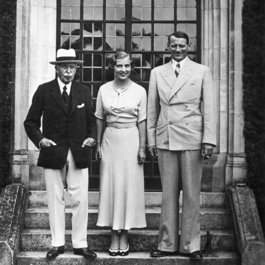 Kungens farmors far prins Arthur, känd för sin mustasch. Här hemma på Bagshot Park (där kungens farmor kronprinsessan Margareta föddes). Till höger prins Arthurs barnbarn drottning Ingrid med sin man kung Frederik. Prins Arthur drottning Ingrid kung Frederik