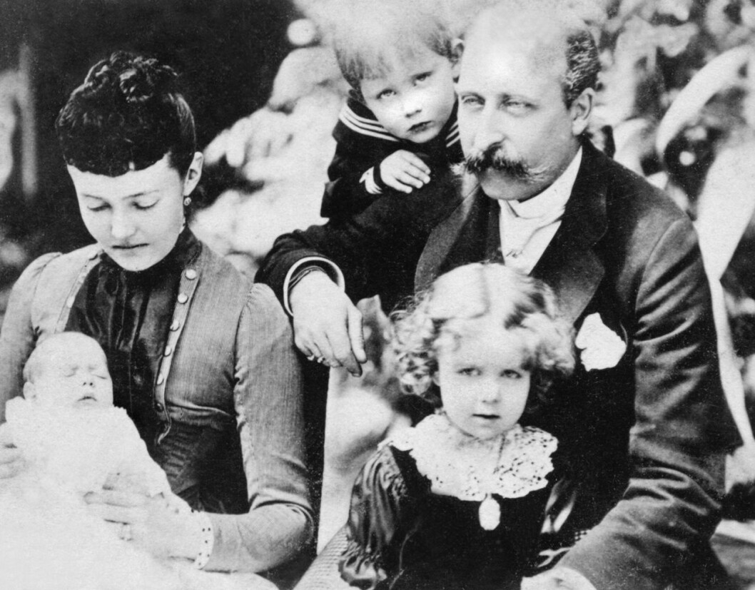 Kung Carl Gustafs farmors far, brittiske prins Arthur, med dottern Margareta i knäet. Kung Carl Gustafs farmors far, brittiske prins Arthur, med sin familj.