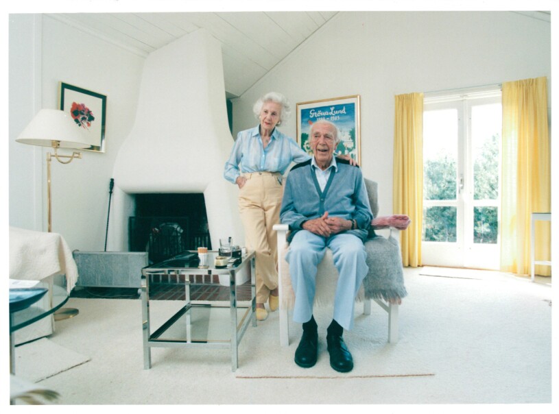 Prins Bertil och prinsessan Lilian hemma i vardagsrummet.