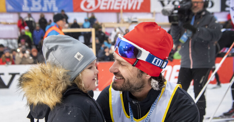Prins Carl Philip får en kram av sonen prins Alexander efter målgång i Mora under Vasaloppet 2019. Prins Carl Philip, Vasaloppet