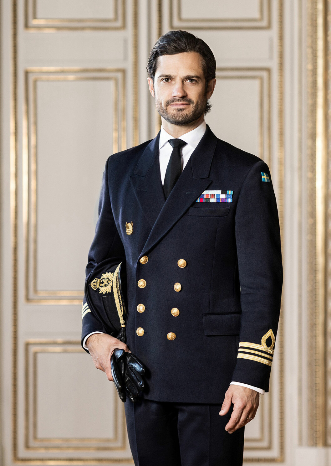 Prinsen i all sin prakt. Nya officiella bilden på prins Carl Philip 2020.