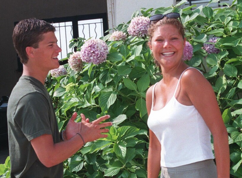 Kronprinsessan Victoria och prins Carl Philip sommaren 1998. Prins Carl Philip Kronprinsessan Victoria Villa Mirage Sainte-Maxime Franska Rivieran 1998