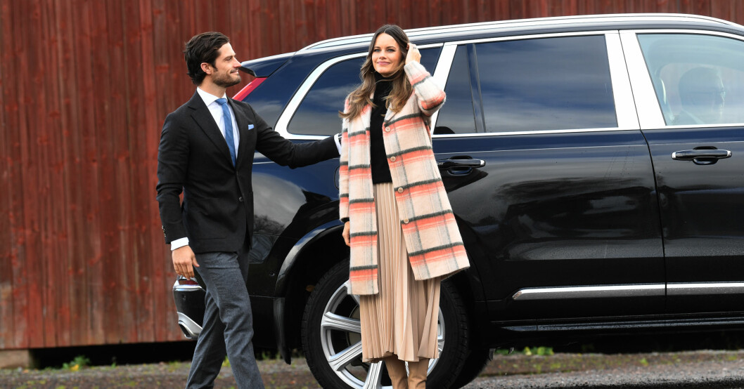 Prins Carl Philip och prinsessan Sofia är kärleksfulla med varandra. Prins Carl Philip och prinsessan Sofia.