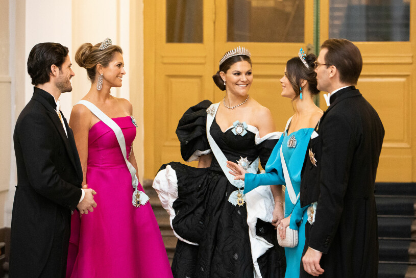Nobelfesten 2019. En av de sista officiella bilderna på prinsessan Madeleine tillsammans med övriga kungafamiljen innan pandemin bröt ut. Prins Carl Philip Prinsessan Madeleine Kronprinsessan Victoria Prinsessan Sofia Prins Daniel Nobelfesten Nobel 2019