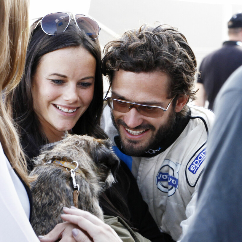 Sofia och Carl Philip med sin kelgris Siri. Prins Carl Philip prinsessan Sofia hunden Siri borderterrier