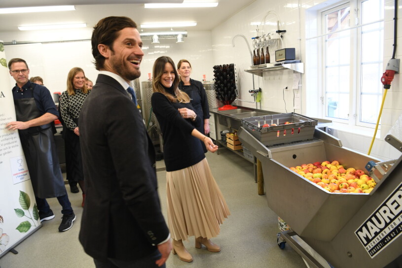 Dags att kavla upp ärmarna: Hedersgästerna fick rycka in och göra äppelmust. Prins Carl Philip Prinsessan Sofia Kulinarika Länsbesök Värmland