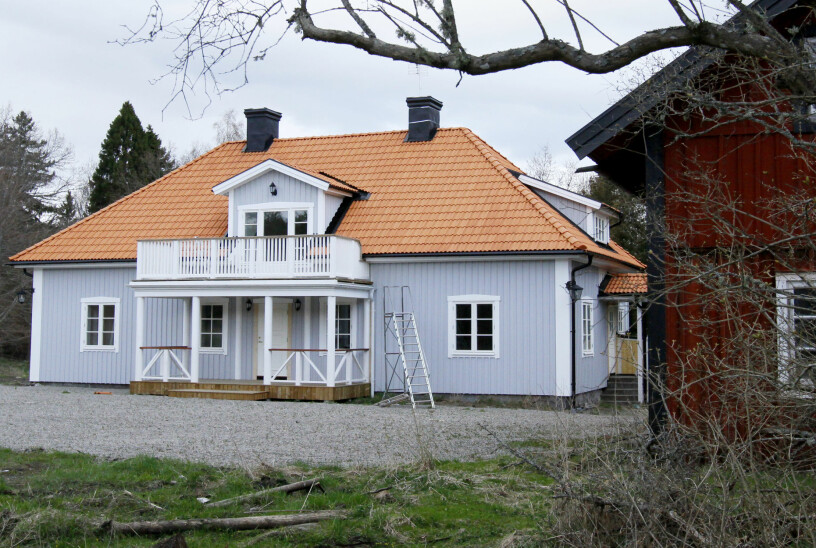 Prinsen har låtit helrenovera gården, som är från mitten av 1800-talet. Prins Carl Philip prinsessan Sofia Ökenäs Gård