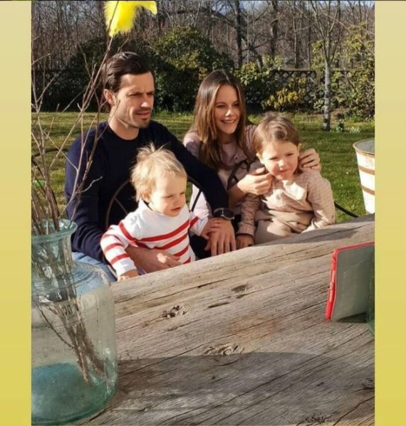 Minns du prinsfamiljens påskhälsning från uteplatsen på Villa Solbacken? Bordet, recyclat av 400 år gammalt timmer, och de franska järnstolarna i sekelskiftesmodell hade prinsessan Sofia köpt hos Richard Cederberg ett halvår tidigare. Prins Carl Philip Prinsessan Sofia Prins Gabriel Prins Alexander Villa Solbacken C.I.A Cederbergs Interiors