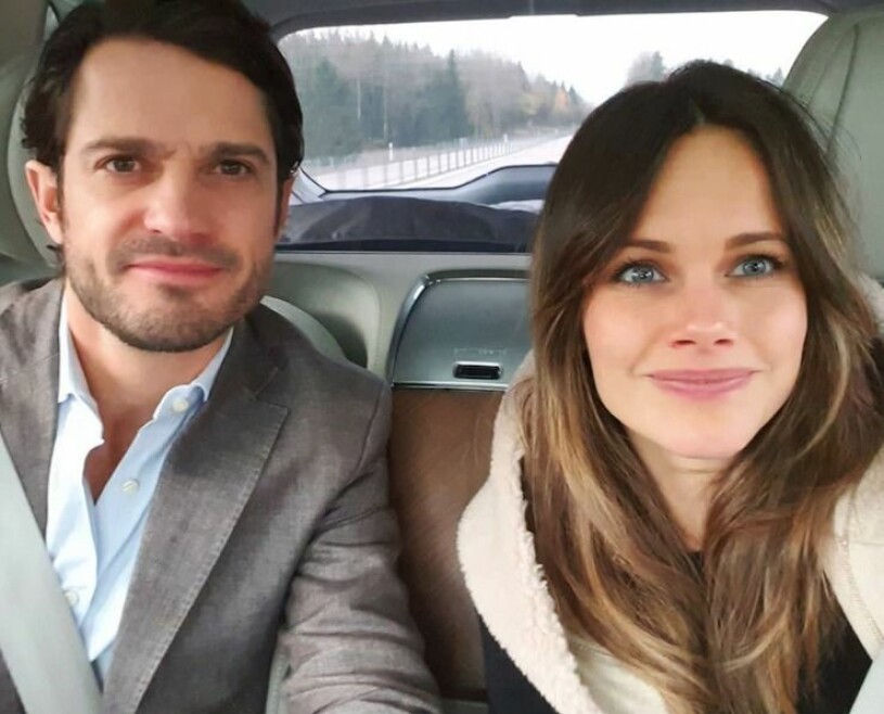 Sofias och Carl Philips privata bild inifrån hovstallslimousinen. ”På väg till Värmland för att i morgon ta del av lokala insatser i länet med anledning av pandemin. Vi ser fram emot morgondagen” skriver de på Instagram. Prins Carl Philip prinsessan Sofia Värmland länsbesök