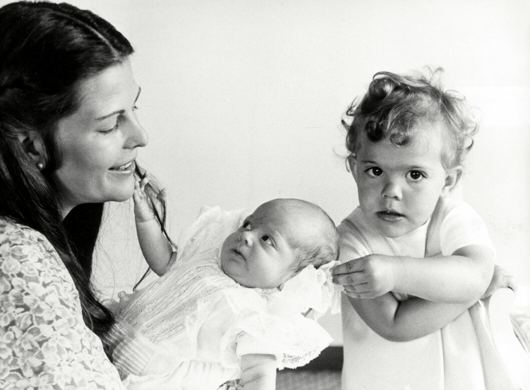 Drottning Silvia, dåvarande kronprins Carl Philip och storasyster Victoria, då prinsessa. Drottning Silvia, dåvarande kronprins Carl Philip och storasyster Victoria, då prinsessa.