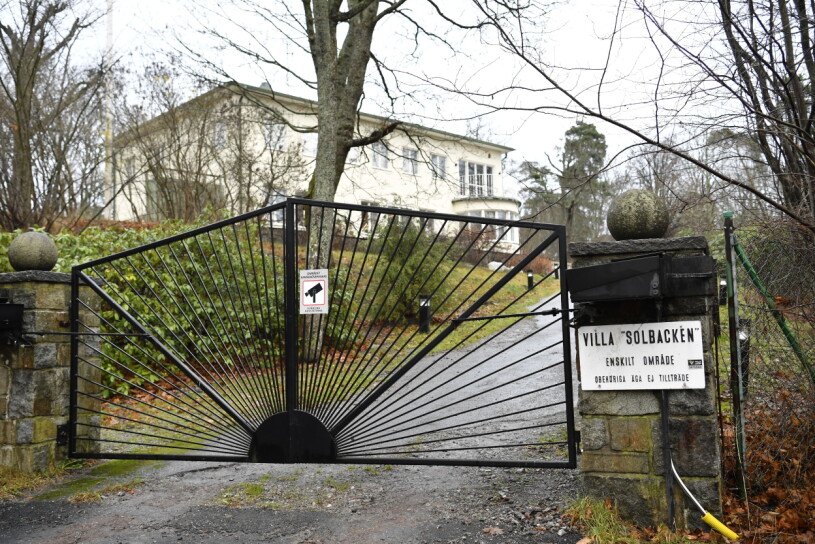 Tomt utanför Villa Solbacken i höstrusket. Prins Carl Philips och prinsessan Sofias hem Villa Solbacken på Kungliga Djurgården i Stockholm