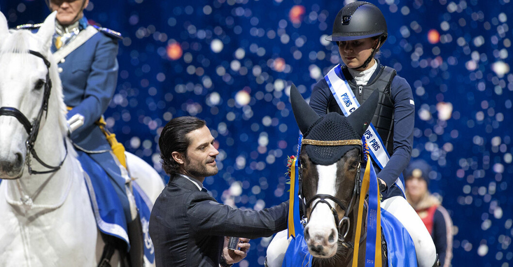Prins Carl Philip delar ut pris till Lilly Johansson som vann Prins Carl Philips pris under Sweden International Horse Show 2019 i Friends arena i Solna.