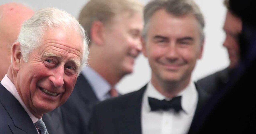 En glad prins Charles på GQ-galan. Lätt generad för att han missat klädkoden – han anlände ju i kostym trots att det var smoking. Prins Charles på GQ-galan. Lätt generad för att han missat klädkoden (han anlände i kostym trots att det var smoking), men lika glad för det.