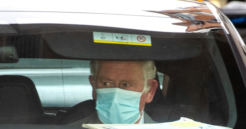I brittisk press har man beskrivit Charles som "känslosam" efter sjukhusbesöket. Prins Charles