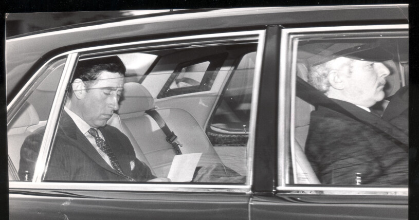 Prins Charles anländer till vännen Hugh Lindsays begravning 1988.