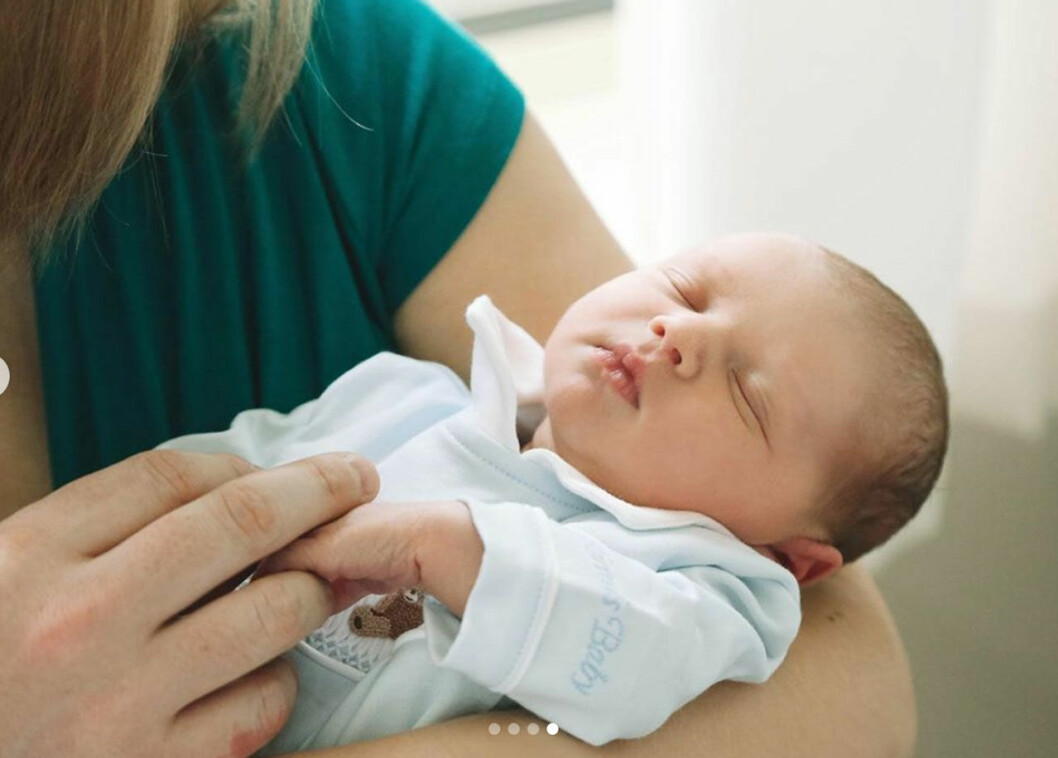 Babyprinsen Charles i mamma Stephanies trygga famn.<span style="font-size: 16px;"> </span> nyfödda prins Charles i Luxemburg.