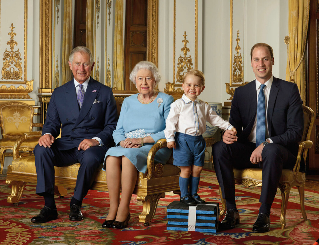 Drottningen med sina tre tronarvingar: Prins Charles, prins William och prins George. Drottning Elizabeth, prins Charles, prins George och prins William