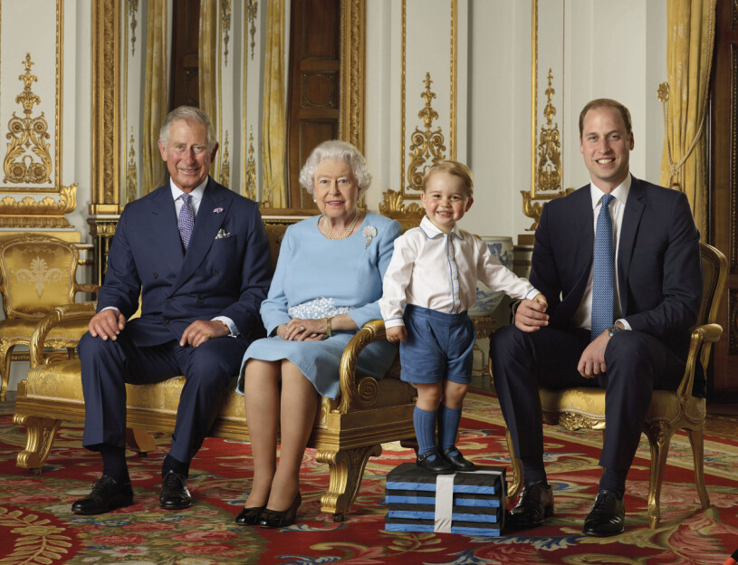 Fyra generationer. Drottningen år 2015 tillsammans med sin son prins Charles, sonson prins William och sonsonson prins George. Prins Charles Drottning Elizabeth Prins George Prins William