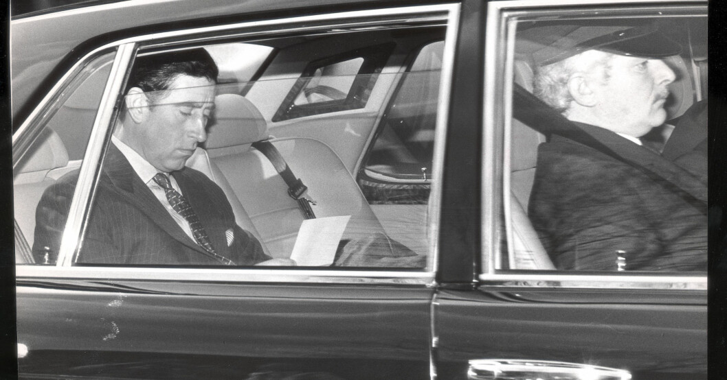 Prins Charles på väg till Hugh Lindsays begravning 1988.