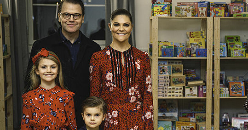 Kronprinsessfamiljen på besök vid Stockholms stadsmissions julklappsinlämning i Klaragården på Norrmalm i Stockholm. Prins Daniel, kronprinsessan Victoria, prinsessan Estelle, prins Oscar