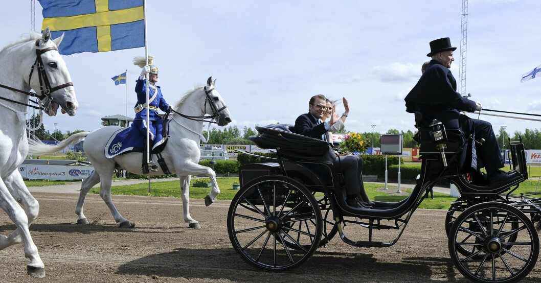 Prins Daniel och kronprinsessan Victoria när de blev dragna av självaste Järvsöfaks. Prins Daniel, kronprinsessan Victoria och Järvsöfaks.