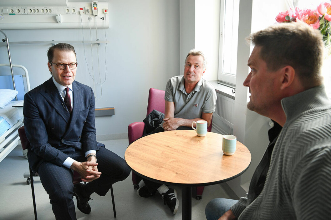 Prins Daniel (tv) pratar med Michael Stomberg (mitten) som har fått en njure av Stefan Trygg (th). Prins Daniel besökte patienter och läkare vid transplantationskirurgiska kliniken på Karolinska Univesitetssjkhuset i Huddinge. Prins Daniel