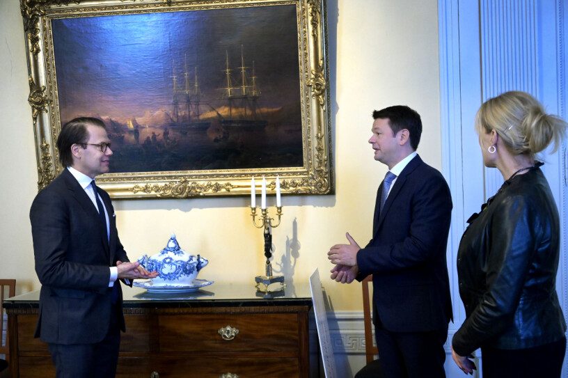 Hjärtspecialisten Alexandru Schiopu fick ta emot ”Prins Daniels forskningsanslag för yngre lovande forskare”. Till höger Hjärt-Lungfondens generalsekreterare Kristina Sparreljung. Prins Daniel Alexandru Schiopu mottagare av Hjärt-Lungfondens forskningsanslag. Kristina Sparreljung generalsekreterare Hjärt-Lungfonden