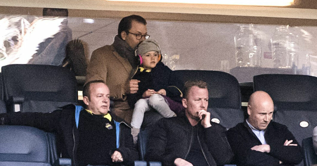 Prins Daniel tar ofta med sig prinsessan Estelle på olika idrottsevenemang, här under en match med AIK.