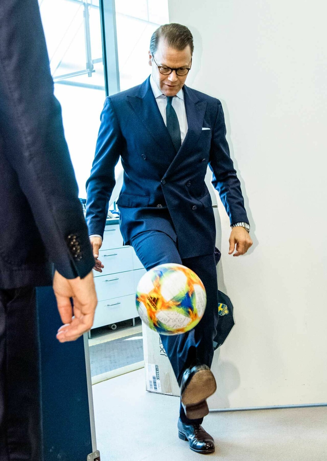 Kolla in den högerfoten! Prins Daniel kickar boll.