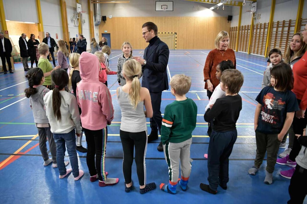 Daniel åker runt i Sverige och besöker barn och ungdomar på skolor. Ofta syns han i någon aktivitet. Daniel åker runt i Sverige och besöker barn och ungdomar på skolor. Ofta syns han i någon aktivitet.