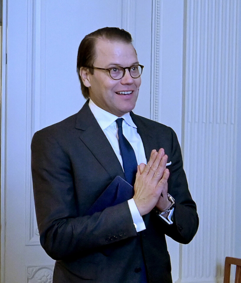 Prins Daniel på slottet i dag. Givetvis inga handskakningar! Prins Daniel hälsar coronasäkert