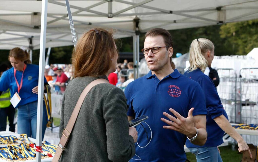 Prins Daniel med vår reporter. Prins Daniel blir intervjuad av Helena Wiklund Svensk Damtidning
