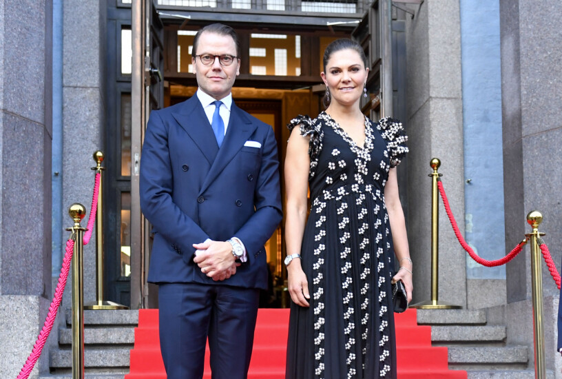 Prins Daniel vid Victorias sida, under ett av deras besök under hösten. Prins Daniel Kronprinsessan Victoria