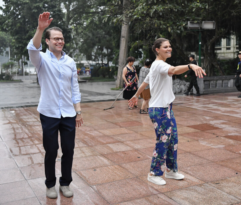 Daniel och Victoria släppte verkligen loss under besöket i Hanoi. Prins Daniel Kronprinsessan Victoria dansar