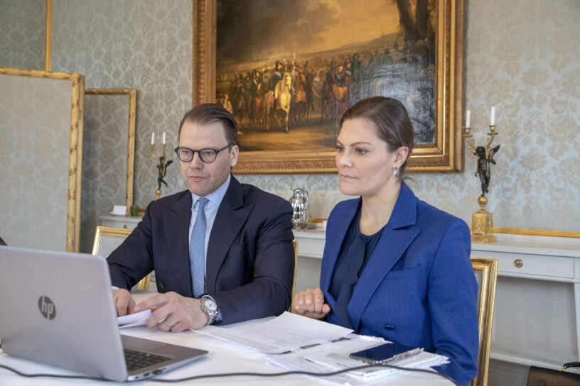 Kronprinsessparet får göra som alla vi andra: Försöka gilla läget. Prins Daniel Kronprinsessan Victoria digitalt möte i matsalen på Haga slott