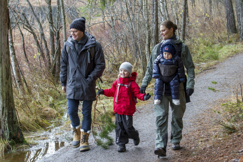 Det finns inget dåligt väder, bara dåliga kläder: Hagafamiljen på regnig skogsutflykt för några år sedan. Prins Daniel Kronprinsessan Victoria Prinsessan Estelle Prins Oscar