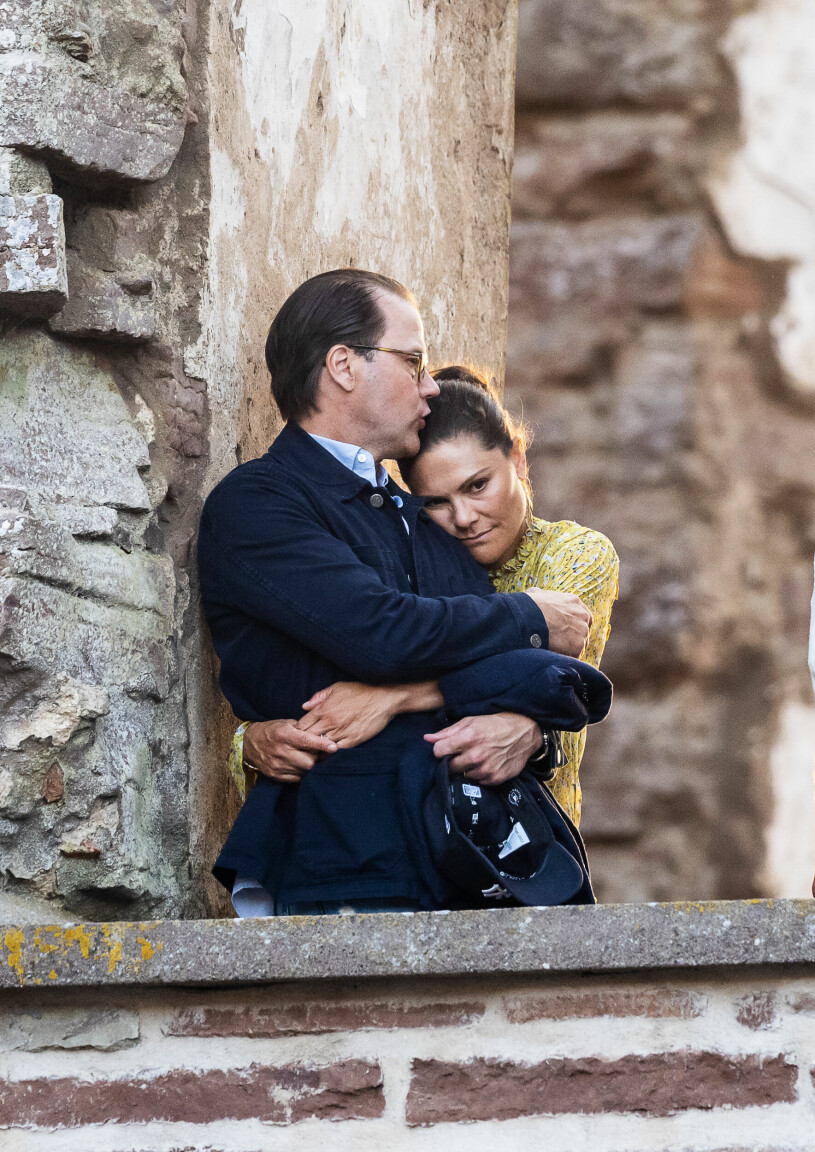 Prins Daniel och kronprinsessan Victoria står och myser. Prins Daniel och kronprinsessan Victoria