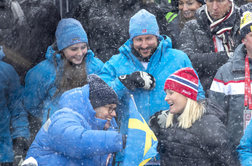 Alltid retsamheter och skratt mellan Daniel och Mette-Marit! Prins Daniel och Mette-Marit