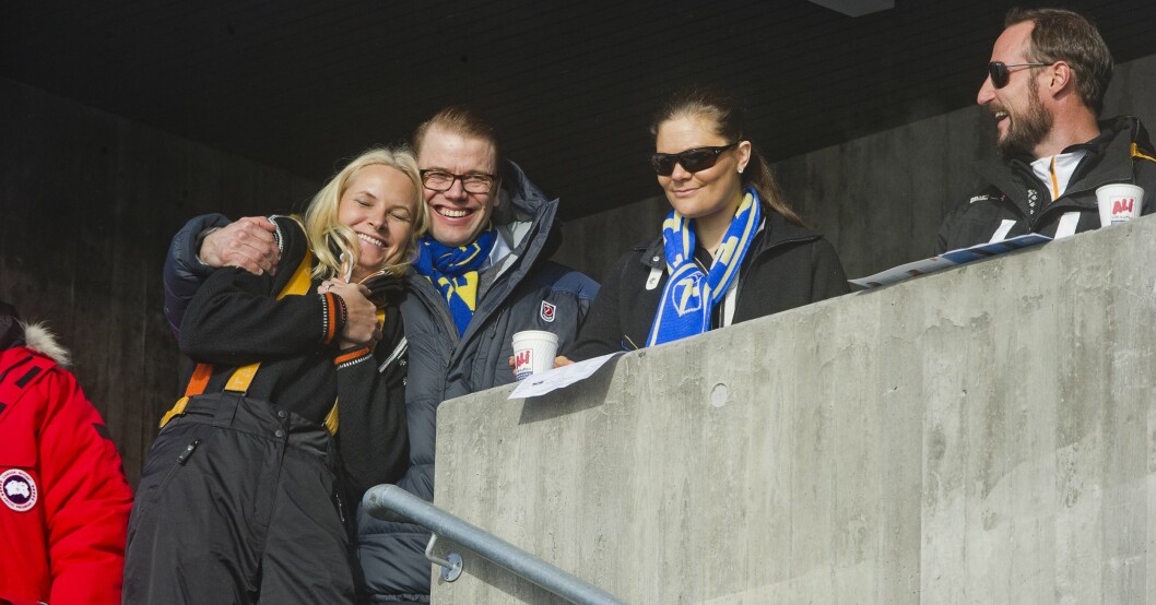Prins Daniel och kronprinsessan Mette-Marit kramade om varandra. Prins Daniel och Mette-Marit.