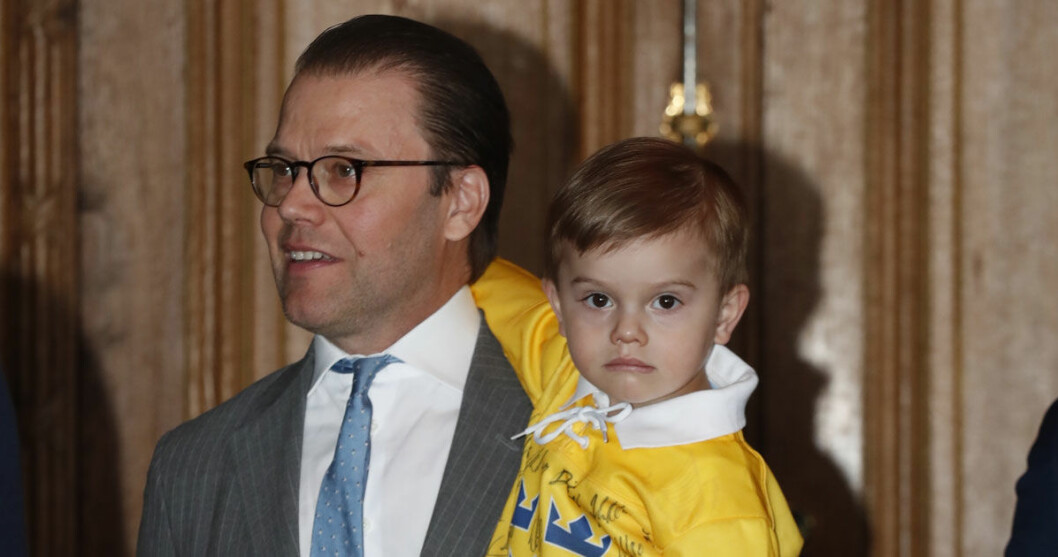 Prins Daniel och lille Oscar i Tre Kronor-tröja