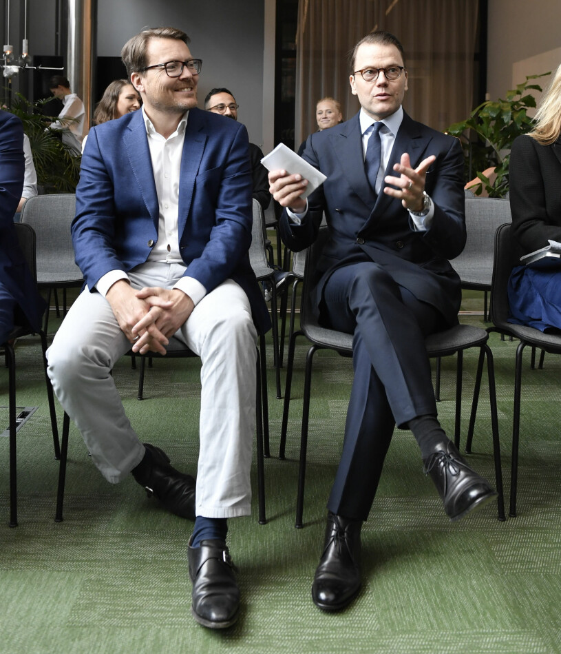 Prins Daniel är känd för sin rakbladsvassa powerlook. Här var prins Constantijn till vänster betydligt mer avslappnad. Prins Daniel Prins Constantijn av Nederländerna Kunglig stil