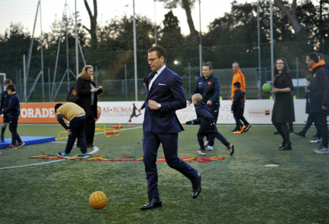 Prins Daniel under ett besök hos fotbollsklubben AS Roma.