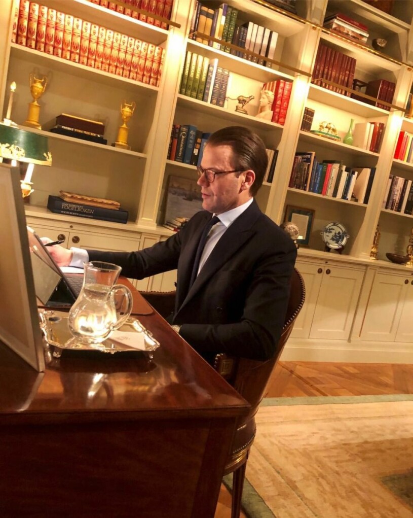 Prins Daniel i sin eleganta arbetshörna – men bordet bär på en hemlighet... Prins Daniel skrivbord Haga slott