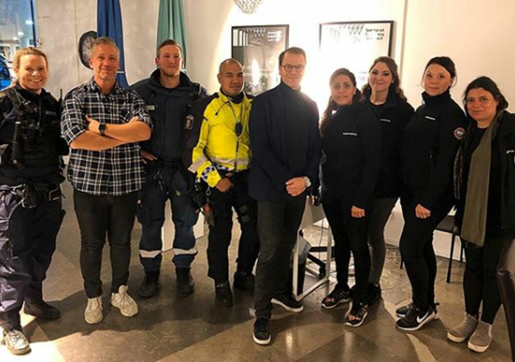 Prins Daniel på uppdrag med Stockholmspolisens ungdomsgrupp. Prins Daniel på uppdrag med Stockholmspolisens ungdomsgrupp.