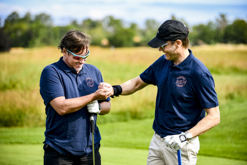 Prins Daniel är nära vän med Synsams vd och koncernchef Håkan Lundstedt. Varje sommar spelar de golf tillsammans på Öland. Prins Daniel Synsams vd och koncernchef Håkan Lundstedt
