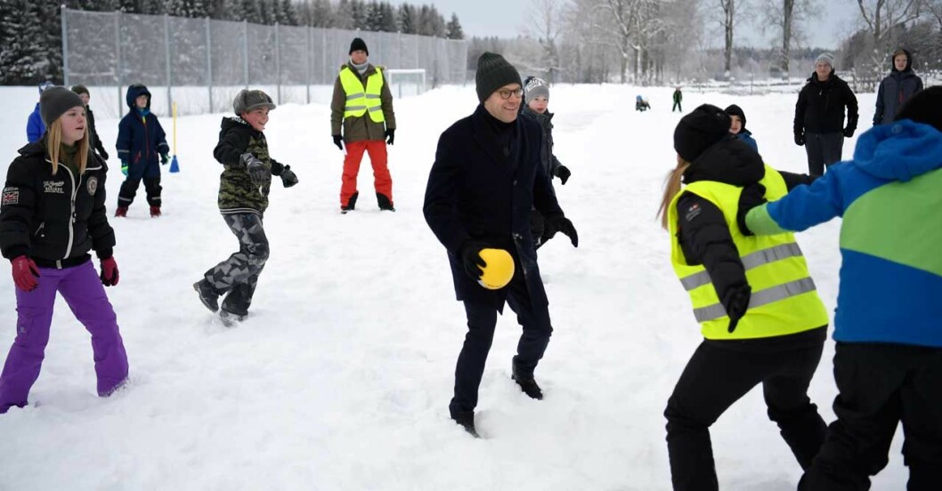 Prins Daniel höll sig rörande med barnen på Tärnsjö skola. Prins Daniel höll sig rörande med barnen på Tärnsjö skola.